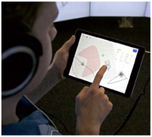 Un utente che utilizza un dispositivo mobile per modificare la realtà virtuale sonora 3D