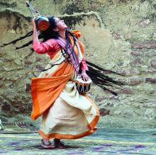 Parvathy Baul danza suonando il ḍugi e il gopīyantra 