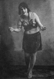 La cantante Ròza Eskenàzi in abiti da ballerina di tsiftetèli