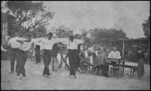 Altra foto d'epoca di danzatori di hasàpiko, 1927.