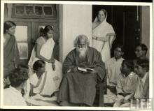 Rabindranath Tagore (1861-1941), nel 1925 con un gruppo di studenti