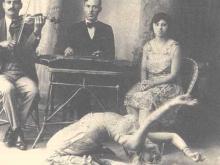 Foto d'epoca di uno di tsiftetèli accompagnato da violino e santûr (sandùri).