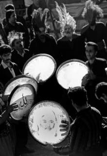 Gruppo di dervisci qadirî del Kurdistan e di suonatori di daf (tamburo a cornice) durante una cerimonia.
